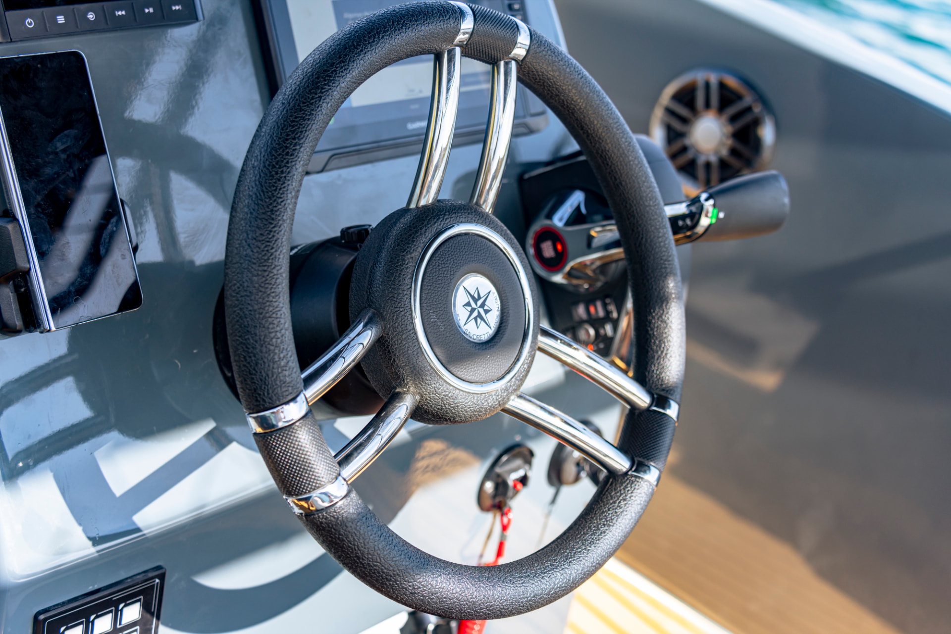 Puesto de mando y cockpit de una embarcación MOLA